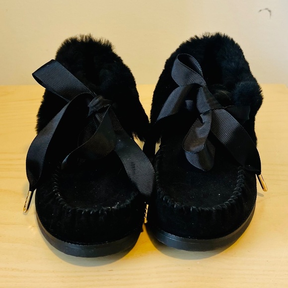 Tory Burch NWOT Aberdeen Black Suede Shearling Bow Logo Slippers - Picture 4 of 5
